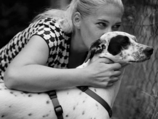 nacimi-hundetraining-frau-mit-hund-vor-zaun